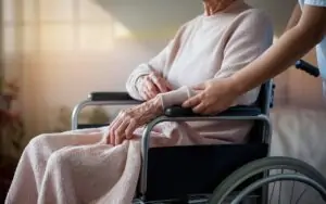 personne en fauteuil roulant avec aidé